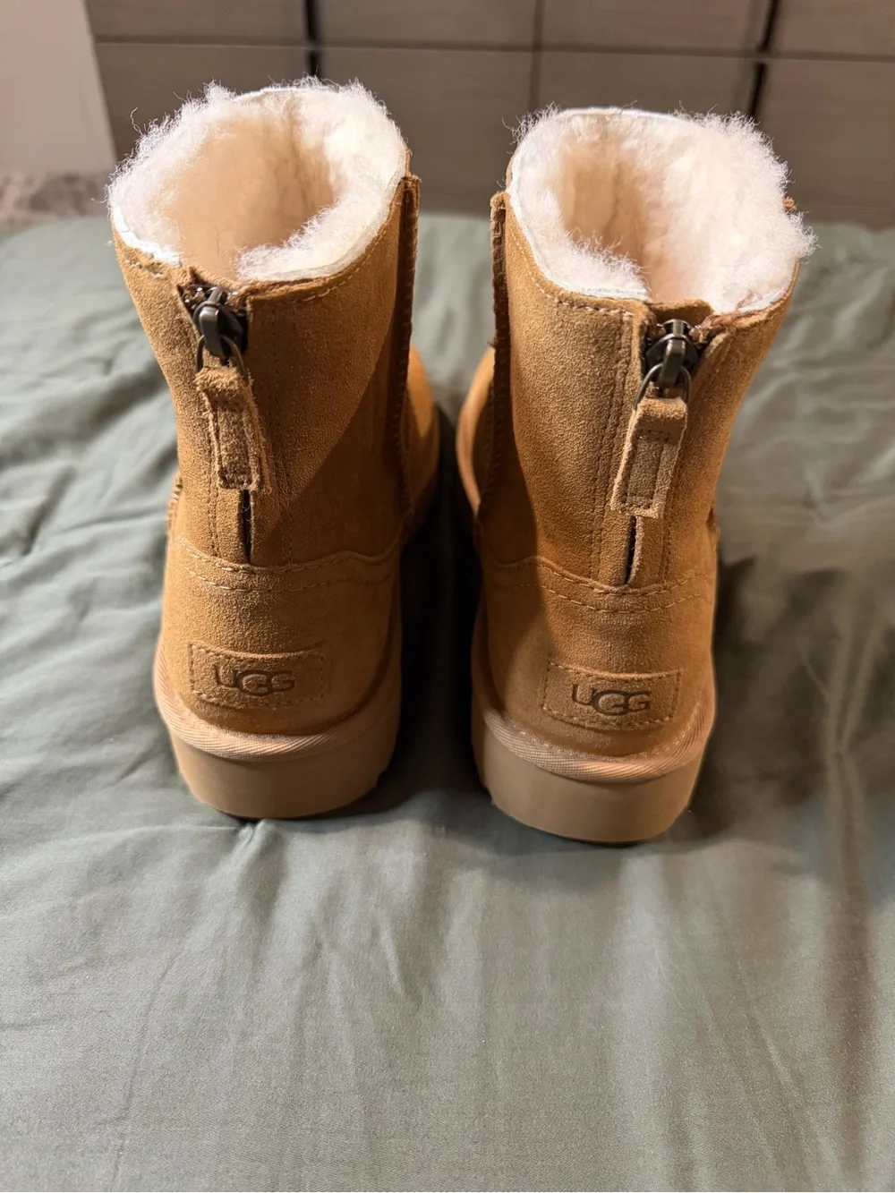 UGG Classic Short Shearling Boots in Chestnut/Tan